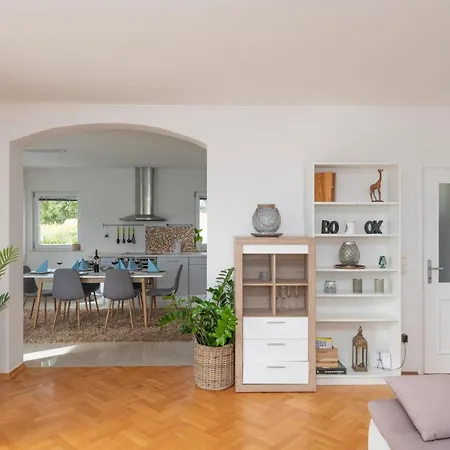 Jakov I Filip Villa *